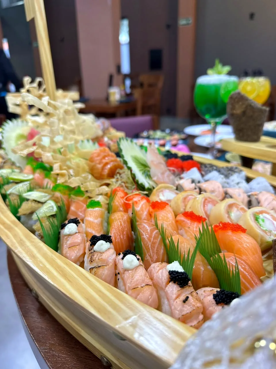 Barca de combinado com nigiri e uramaki de salmão