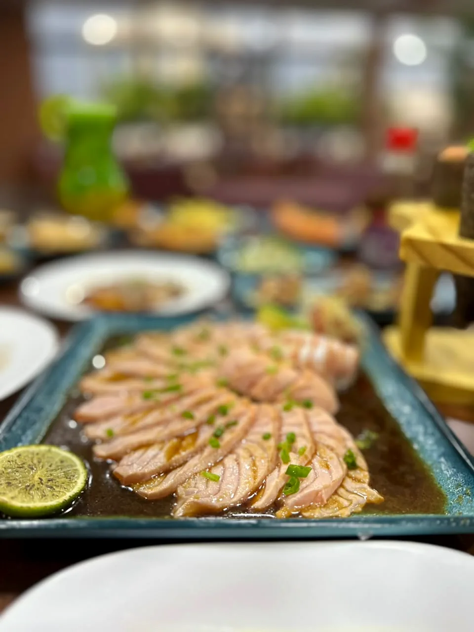 Sashimi de salmão fatiado com limão